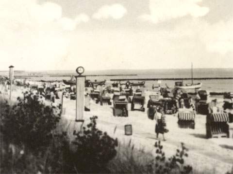 Badeleben am Sandstrand von Kölpinsee in den 50er Jahren.