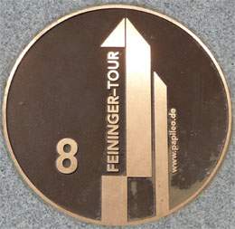 Bronzeplaketten für jede Station: Lyonel Feininger-Tour.