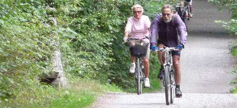 Radfahrer an einem landschaftlich sehr reizvollen Radweg nahe des Stettiner Haffs auf Usedom