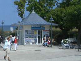 Strandpromenade des Usedomer Ostseebades Ahlbeck: Ein typischer Pavillon.