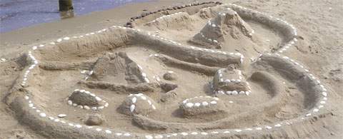 Sandburgen und Sandskulpturen auf dem feinsandigen Strand des Ostseebades Koserow auf Usedom