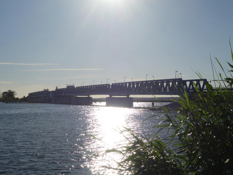 Südroute auf die Urlaubsinsel — die Zecheriner Brücke verbindet die Insel Usedom mit dem Festland.