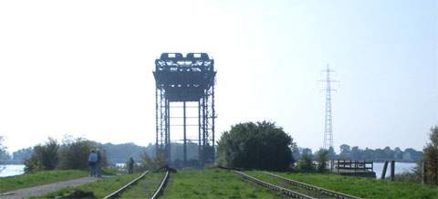 Bei Karnin steht das Skelett der Eisenbahnhubbrücke im Peenestrom.