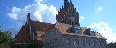 Rathaus und Kirche: Am Marktplatz von Usedom.