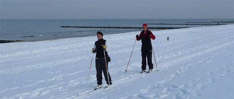 Winterurlaub auf Usedom: Skiläufer am Ostseestrand.