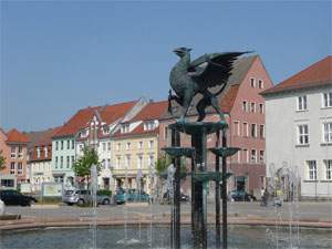 Kreis- und ehemalige Hansesstadt Anklam: Rathausplatz mit Brunnen.