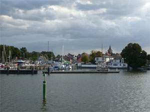 Der Hafen an der Lassaner Bucht, die kleinste Stadt Mecklenburg-Vorpommerns und ihre Kirche.