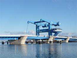 Mit dem Auto auf die Insel Usedom: Inselbrücke von Wolgast.