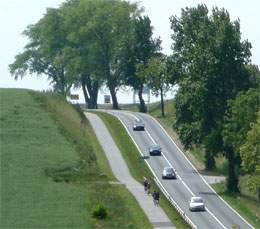 Autofahren auf Usedom: Landesstraße L265 vom Schluchtenberg herab.