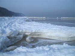 Die Ostsee gefriert: Eisrand am Ostseestrand von Kölpinsee, einem Ortsteil des Bernsteinbades Loddin.