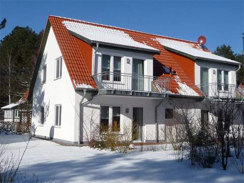 Sonnig: Das Ferienhaus "Am Garten" tief verschneit.