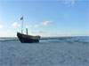 Fischerboot am Ostseestrand: Der Sandstrand des Seebades Loddin.