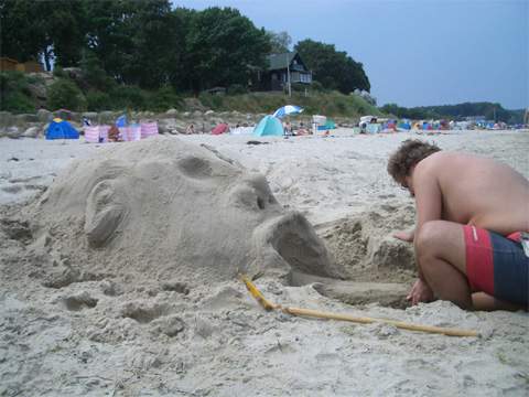 Aktiver Urlaub: eine Sandskulptur entsteht am Ostseestrand bei Stubbenfelde. Badeurlaub im Seebad Loddin/Kölpinsee auf der Ostsee-Insel Usedom.