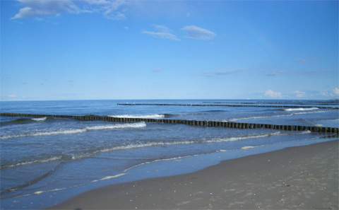 Blick in Buhnen und Ostsee: noch ist es früh am Morgen. Badeurlaub im Seebad Loddin/Kölpinsee auf der Ostsee-Insel Usedom.