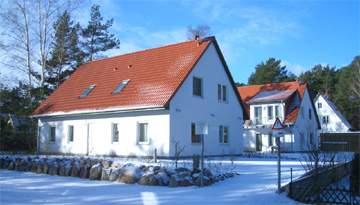 Der Steinbock-Ferienhof im Schnee. Ferienwohnungen im Seebad Loddin/Kölpinsee auf der Ostsee-Insel Usedom.