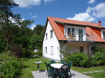 Sonnige Terrassen und Balkone: der Steinbock-Ferienhof im Sommer.