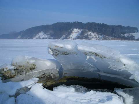 Eisaufbruch im Achterwasser: Blick auf das Loddiner Höft.