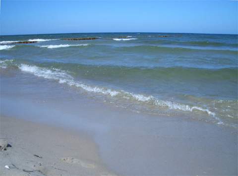 Klares Wasser, hoher Himmel. Badeurlaub im Seebad Loddin/Kölpinsee auf der Ostsee-Insel Usedom.