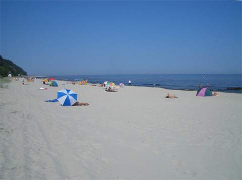 Badegäste auf dem Sandstrand in Richtung Koserow. Badeurlaub im Seebad Loddin/Kölpinsee auf der Ostsee-Insel Usedom.