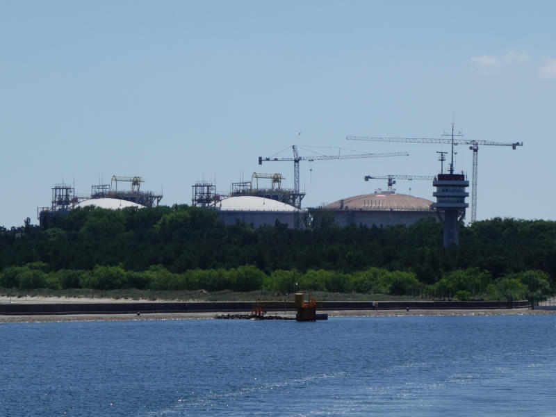 Neben dem Hafen selbst ist das 2015 fertiggestellte Flüssiggasterminal ein wichtiger Wirtschaftsfaktor.