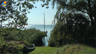 Auf der Usedomer Halbinsel Lieper Winkel liegt ein malerischer, kleiner Fischerhafen am Peenestrom.