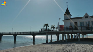 Das Kaiserbad Ahlbeck: Prachtvolle Strandpromenade, historische Seebrücke und viel Leben.