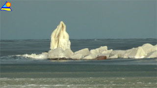 Die Ostsee friert zu: Wintererlebnis Ostseeküste am Bernsteibad Koserow.