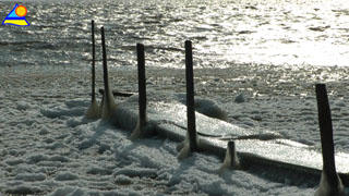 Bizarre Formen und ein Achterwasserhafen im Eis: Neeberg im Hinterland der Insel Usedom.