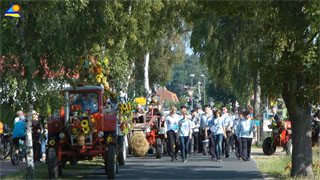 Auf dem Festplatz am Achterwasserhafen findet das traditionelle Erntefest im Seebad Loddin statt.