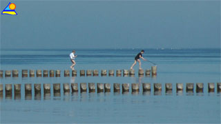 Ein Strandspaziergang am Ostseestrand des Usedomer Bernsteinbades Ückeritz.