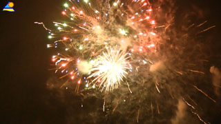 Feuerwerk über Eisbergen: Silvesterfest am Ostseestrand von Kölpinsee.