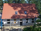 Die Steinbock-Ferienwohnungen im Seebad Loddin/Kölpinsee enstehen: Abschluss der Dachdeckerarbeiten am Haus am Garten.