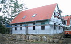 Die Steinbock-Ferienwohnungen im Seebad Loddin/Kölpinsee enstehen: Abschluss der Fassadenarbeiten am Haus am Wald.