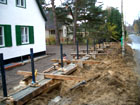 Das fertiggestellte Haus Steinbock, Betonage des Zaunsockels.