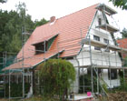 Das fertiggestellte Haus Steinbock, Abschluss der Dachdeckerarbeiten.