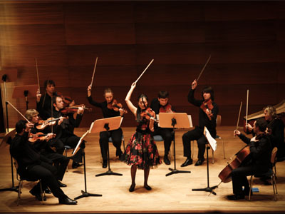 Olga Pak und die Berliner Camerata whrend eines Konzertes in Hamburg.