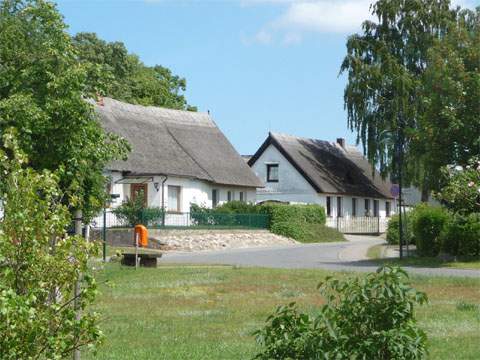 Am Hafen: Traditionelle Fischerhäuser im Bernsteinbad Zempin.