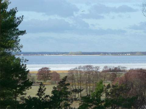 Winterstimmung am Usedomer Achterwasser: Blick vom Loddiner Galgenberg in Richtung Koserow und Zempin.
