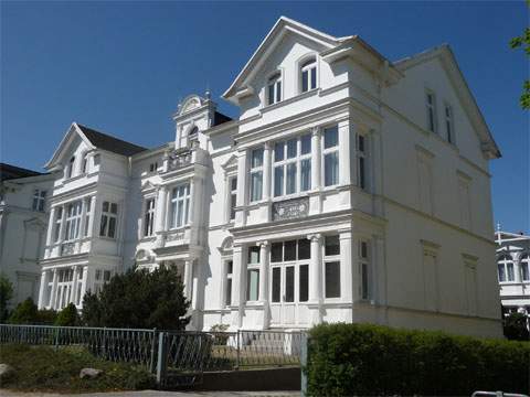 Weiße Bädervilla hinter der Strandpromenade des Ostseebades Ahlbeck auf Usedom.