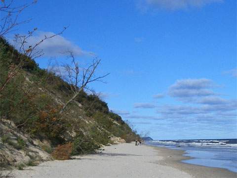 Schroffe Steilküste und schmaler Strand: der Lange Berg zwischen Bansin und Ückeritz auf der Insel Usedom.