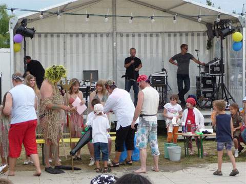 Maritime Gebräuche im Seebad Loddin auf der Insel Usedom: Neptuntaufe beim Hafenfest am Achterwasser.