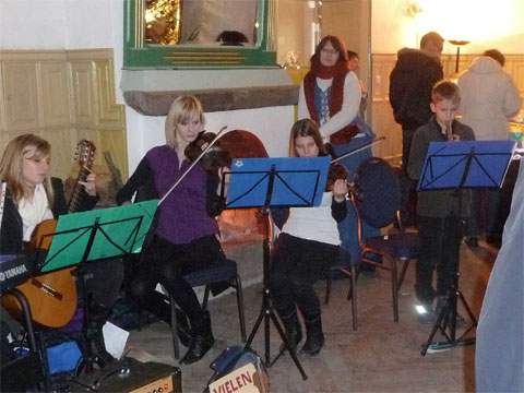 Weihnachtsmarkt in Stolpe auf Usedom: Das Stolper Schloss ist Heimat von Buten und Binnen.