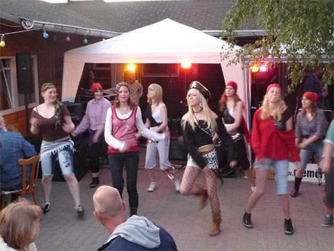 Die "Loddiner Karnevalsfunken": Kleiner Programmteil des Festes auf dem Reiterhof Müller.