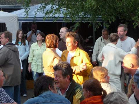 "Tanz in den Juni": Die gut frequentierte Tanzfläche auf dem Reiterhoffest Müller.