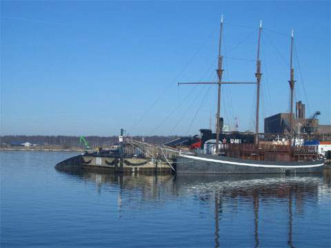 Der Ort Peenemünde auf der Insel Usedom: Restaurantschiff im Hafen am Peenestrom.