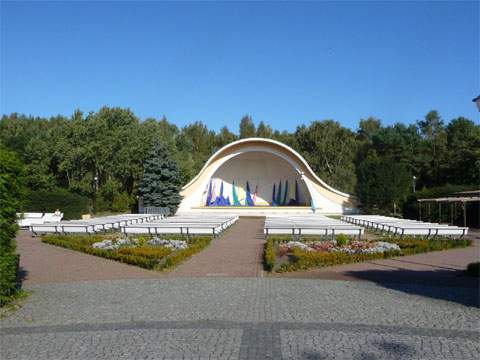 Kurplatz am Ostseestrand: Konzertmuschel an der Strandpromenade des Ostseebades Swinemünde.