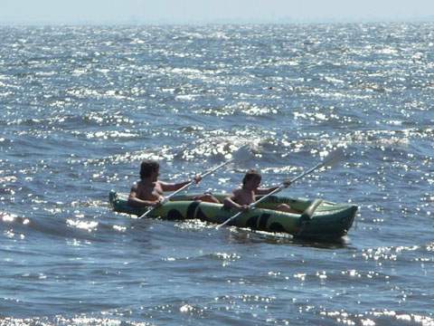 Ein aufblasbares Kanu in der Ostsee zwischen Ostseebad Koserow und Seebad Kölpinsee auf Usedom.