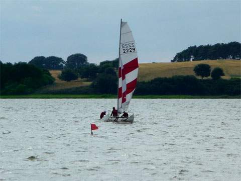 Abendstimmung auf Usedom: Ein Segelboot kreuzt auf dem Achterwasser nahe des Loddiner Höfts.