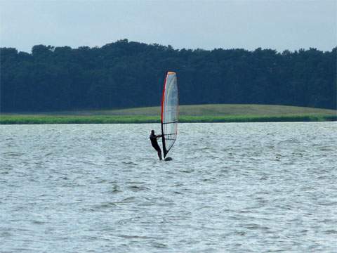 Zwischen der Halbinsel Loddiner Höft und dem Seebad Ückeritz: Surfer auf dem Achterwasser.