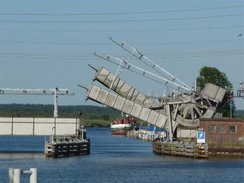 Die Peene in Anklam: Eisenbahnklappbrücke über den Unterlauf der Peene.